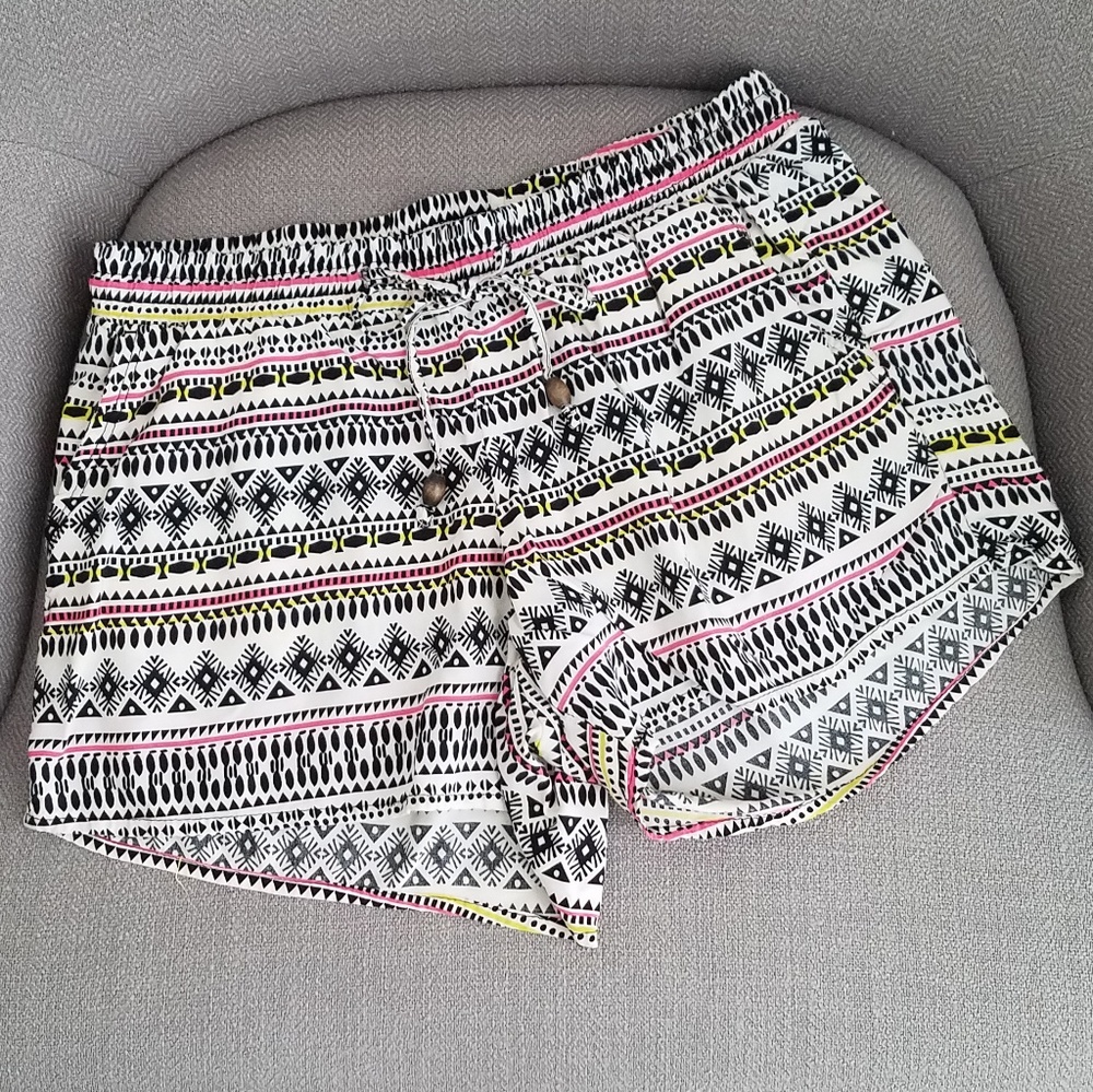 ☀️5 for $20- Old Navy Geometric Shorts